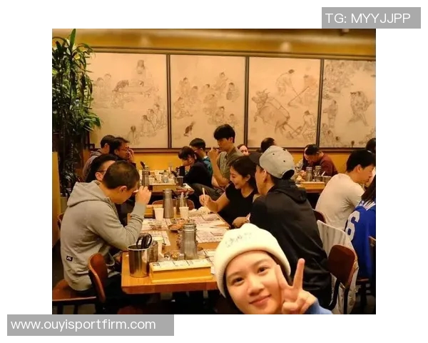 杨瀚森与女友约会被翻译哥打扰网友调侃成电灯泡真搞笑