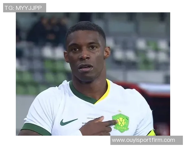 狮象争锋足协杯决赛前夕国安与河南吉祥物亲密互动展现友谊与竞技精神