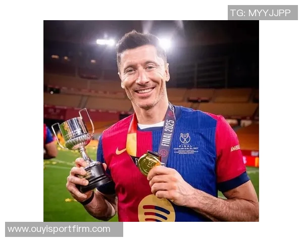 罗马诺透露莱万冬窗留队愿意与巴萨续约的最新消息