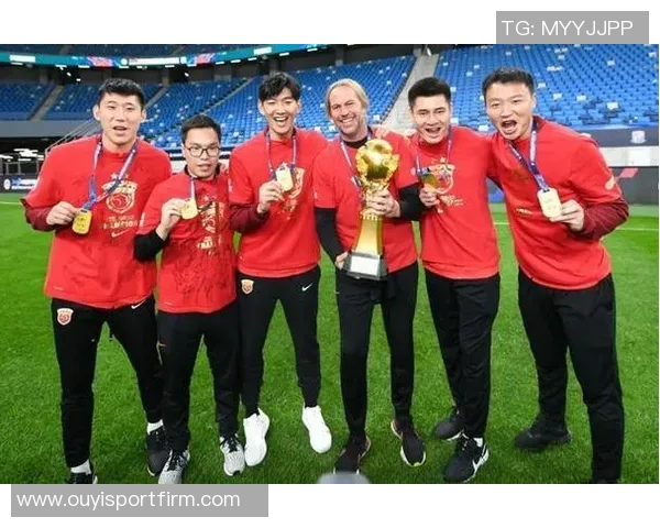 杜佳32岁在海港五季出场仅45分钟却收获三冠一杯的传奇故事