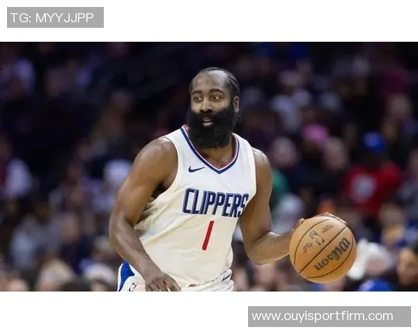 哈登训练中右肩酸痛引发关注旋转手臂时感到不适